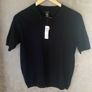 Lindex tröja, stl XS men passar S - Nyskick - lappen är kvar. Köpt på Lindex för nypris 299 kr. Storleken är XS men passar även för S.