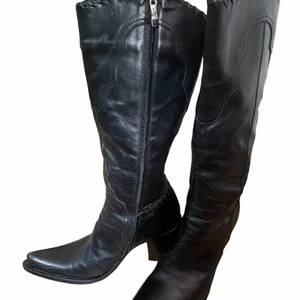 Cowboy stövlar Str. 37 - Cowboy stövlar med snygga detaljer; bra skick, passform och kvalitet.