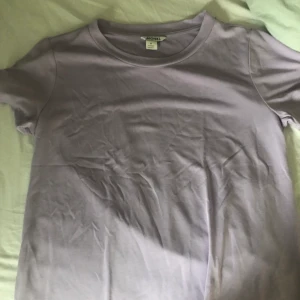 Tshirt  - Säljer mina monki t-shirts som nästan aldrig är använda. 50&/st, 80kr för 2 st 100kr för 3 st 