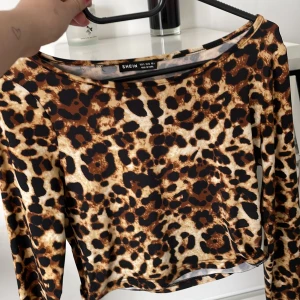 Leopard långtröja - En leopard långtröja från SHEIN i storlek 36/S. Helt ny passar bara inte mig. Typ en magtröja❤️