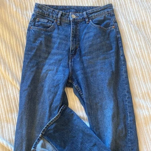 Jeans  - Säljer ett par high waist jeans som formar kroppen jättefint! Storleken är 38 men passar även 36! 