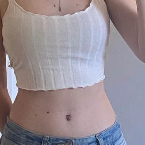 Linne - Ett vit skönt linne som passar bra nu till sommaren. Den är i ett väldigt stretchig material.