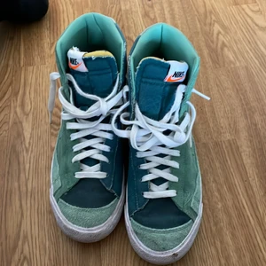 Nike - hyfsat nya använda nån gång men för små.