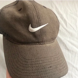 Nike keps  - Super fin Nike keps som är köpt här på Plick (förra ägarens bilder). Nästan aldrig använd av mig, fint skick💞💞