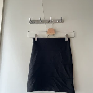 Svart kjol - Svart kjol från pull&bear i XS