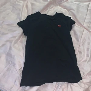 Levis t-shirt storlek xs - Slät, svart t-shirt💝
