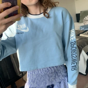 Nike sweatshirt strl S - Jätte fin sweatshirt från nike som är knappast använd. Modellen är gjord så att den kan användas ut och in. Perfekt för träning eller att använda normalt. Skönaste tyget någonsin. Texten är inte obekväm. Kontakta för mer info. Tottalt: 150kr+49kr💥🤍🎸🤩