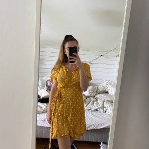 Prickig klänning - 💛