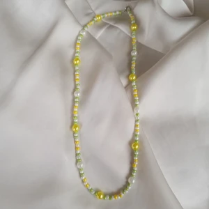 Pärlhalsband  - Gulligt pärlhalsband i grönt, gult och vitt! 🌻 Frakt 13kr om du betalar med Swish! 