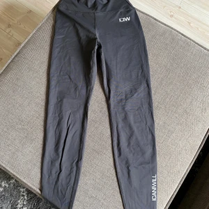 Tights med scrunch Icaniwill - Fina tights med scrunch i bak från Icaniwill, tunnt och skönt tyg! Säljer pga används ej längre