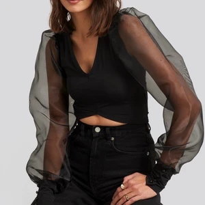 Organza cropped blouse  - Topp från NA-KD. Använd ett fåtal gånger, i bra skick! Storlek XXS💘