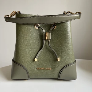 Grön Michael kors väska  - Använd en gång. Säljes pga av att jag inte använder den. Finns tyvärr inget kvitto. 