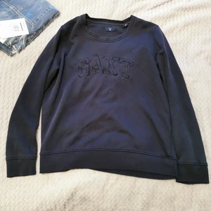 Gant crewneck marinblå  - Hej, tjejen rensar garderoben och säljer iväg sina kläder billigt, denna gant tröjan är varsamt använd, så den är i så gott som nyskick.  BVSA eller vid köp av fler kläder så kan vi fixa paketpris. 