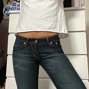 Bootcut jeans  - !intressekoll! Ett par snygga bootcut jeans! As najs men vet inte riktigt om jag ska sälja eller behålla. Köpare står för frakten annars möts jag upp i Sthlm💯