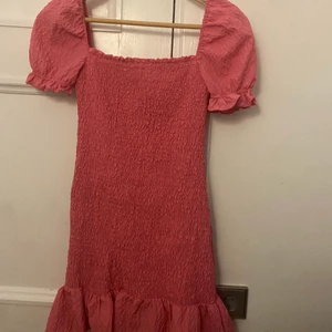 Superfin Zara klänning!! - Klänning köpt från zara i vintras, aldrig använd och köpt för 229kr. Skriv för fler bilder💓