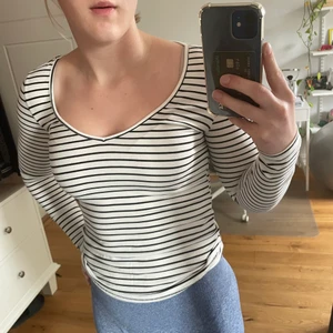 Basic v-neck randig tröja - En basic, v-ringad, tajt randig tröja! Bra skick och kvalitet, passar allt från xxs-m då den är väldigt stretchig😊  Pris kan diskuteras vid snabb affär, frakt betalas av köparen.  Skriv gärna om ni har frågor eller vill ha fler bilder!💕
