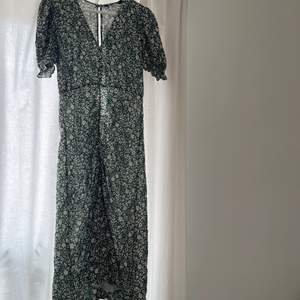 Superfin grön klänning från Zara i storlek xs. Kjolen är lite draperad, fin i ryggen med två knappar. Fler bilder finns. Köpt på Sellpy, aldrig använt. Säljer för 100kr + frakt💚