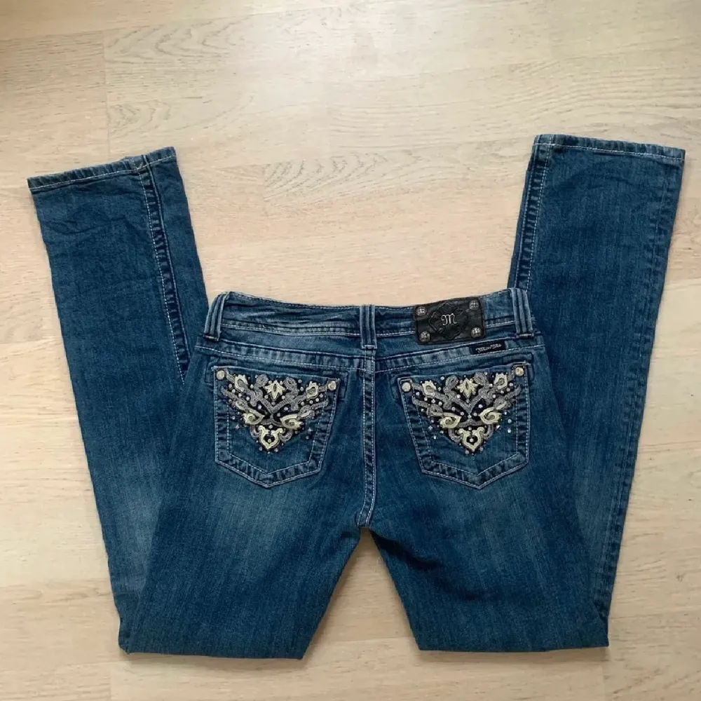 världens snyggaste lpgimidjade miss me jeans!! ❤️‍🩹❤️‍🩹 midjemättet är 74cm och innerbenslängden är 83cm. jag köpte den här på plick men tyvärr var de för stora. BUDA 💋💋💋. Jeans & Byxor.