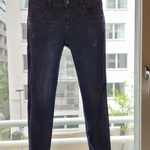 Jeans från mos mosh blå naomi shine jeans mörkblå (elastikska)