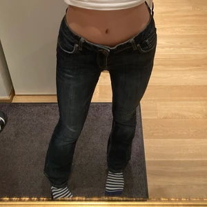 Lågmidjade utsvängda jeans - Ett par jeans köpta sekundhand. Skulle säga att dom är mellan mid waist och lågmidjade. Stretchigt material. Håller upp dom på bilden eftersom att de är för stora i midjan.💜