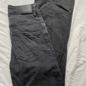 Svarta jeans från lager 157 i modellen ”lane”. Använda ett fåtal gånger i väldigt bra skick. Storlek S och tycker att de är aningen korta i benen. 