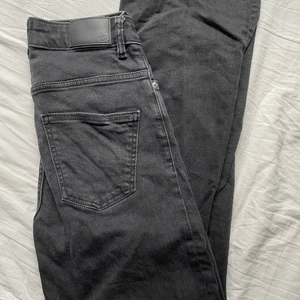 Jeans - Svarta jeans från lager 157 i modellen ”lane”. Använda ett fåtal gånger i väldigt bra skick. Storlek S och tycker att de är aningen korta i benen. 
