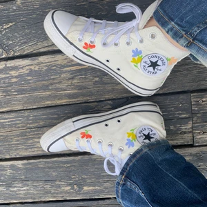Blommiga converse 🌺  - Jättefina blommiga converse perfekta nu till sommarn och skolavslutning. De är använda 1 gång förra sommarn men kommer dessvärre inte till användning längre. Nypris runt 700 kr men säljer de för 450 kr. Köparen står för frakt🌺💕