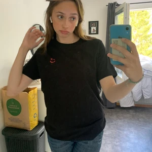 louis tomlinson tröja - louis tomlinson merch!🫶🏻 walls på ryggen i rött och använd ett fåtal gånger!