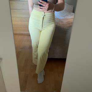 Croppade gula manchesterbyxor från Zara i strl XS. Passar dock mig som brukar ha S i byxor! Jag är 160cm.