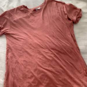 En väldigt lång T-shirt i färgen rosa! Perfekta ”natt linnet” för den är i mjukt tyg. Stäcker sig till låren ungefär! Köparen står för frakt💗 den ser inte exakt ut som på bilden då det var svårt att få med hela! 💗