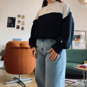 Oversize Champion tröja - Säljer nu min sköna, oversize tröja från Champion i stl.L. Tröjan är pösig och stor i ärmarna men är ändå relativt kroppad i längden. Inte använd särskilt mycket. Lite nopprig på insidan men det är inget som syns.