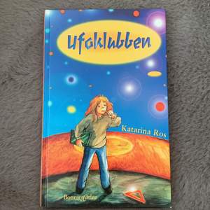 Detta är en bok som heter Ufoklubben. Du kan läsa på baksidan om vad den handlar om (bild 2). Den är skriven av Katarina Ros och säljs för 20kr + frakt