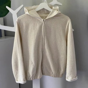 Tröja Zara Girls  - Fin tröja med huva och dragkedja från Zara Girls. Size 13/14 (164), stor i storleken så likt en XS. Beige med guldglitter och en mjuk insida i bomull. Två fickor och resår nedtill. Köparen står för frakten💖