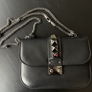 Valentino Glamlock  - Säljer min älskade Valentino Glamlock i svart hardware från deras limited edition kollektion. Väskan är väl använd där av ”fläckarna” i lädret men har många år kvar att kunna användas. Väskan köptes via Vestiaire 2019 och har box, dustba och äkthetsbevis!