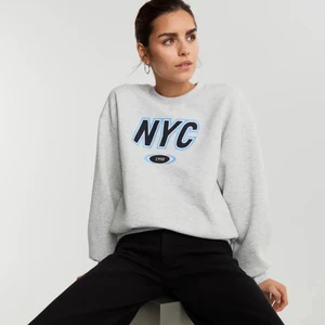 Sweatshirt från Gina tricot strl s - Grå sweatshirt från Gina tricot. Den har fleece inuti tröjan och väldigt skön o varm att ha på sig. Säljer denna pga liten användning ❤️ frakt+köp