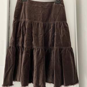 brun kjol i sammet tyg isch, strl 38