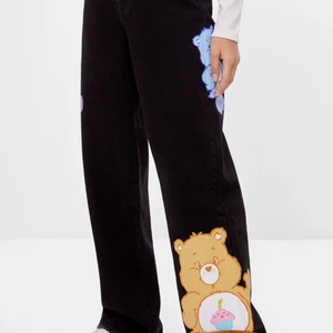 Jeans - Ett par jätte fina limiter editions byxor från bershkas samarbete med care bears. Använda men i bra skick och inga skador, samt så finns det inga skador på björnarna. Byxorna är i storlek EU 32.