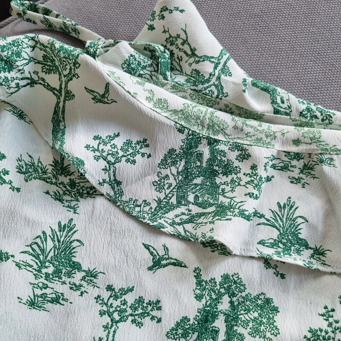 Blus från h&m med volanger - 90