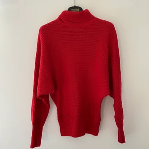 NAKD stickad tröja strl xs  - En snygg stickad tröja från NA-KD som varit i garderoben o vill ha ett hem 😌 storlek är xs men funkar för mig som har storlek s. Kontakta vid frågor eller fler bilder:) frakt kan bli billigare  eventuellt tröjan 