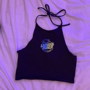 Söt topp från H&M🌸 - Säljer denna topp från hm som aldrig är andvänd, köpte den i sommras för 60kr och nu säljer jag den för 20kr. Köparen står för frakt. Om ni vill ha mera bilder på toppen så kan ni skriva privat eller om ni vill köpa, om flera är intresserade så blir det budgivning, storlek S 😊