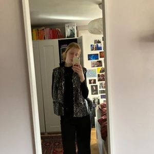 Väst - Snygg väst i leopardmönster köpt secondhand. Är som storlek M (jag brukar ha S i de flesta tröjor och toppar).
