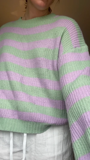 Randig stickad tröja  - Fin randig stickad tröja. Använd ett fåtal gånger. Väldigt fint skick!