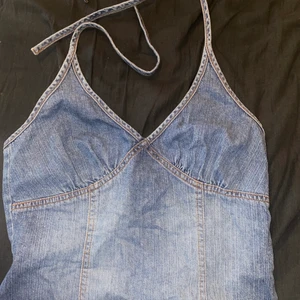 Topp  - Topp man knyter i nacken. Det är en dragkedja på ryggen. Använd fåtal ggr Tar endast swish.