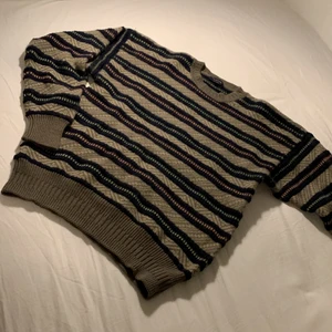 Gant ylletröja, storlek M - Köpt second hand 2020, har inte används sedan dess då storleken inte passar mig. I gott skick. 100% ylle. Misstänker att den är avsedd för herrar, men funkar oavsett. :-) Frakt tillkommer.