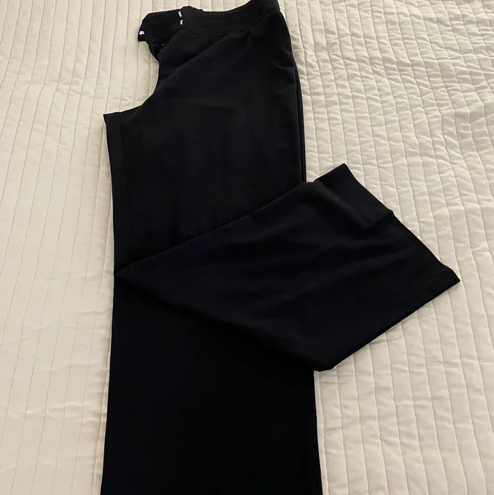 Säljer ett par fina svarta kostymbyxor i storlek 42 🖤✨ Minns tyvärr inte vart jag köpte de ifrån 😅 Säljer de för 100 kr + frakt; kan även mötas upp i Örebro 💕 Dm för mer bilder/info ☺️. Jeans & Byxor.