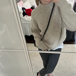 Tröja från HM - Fin stickad tröja från Hm i storlek s💓🫶🏼 köptes för 599 och är så fin nu till en sen sommarkväll när det är lite kyligt 