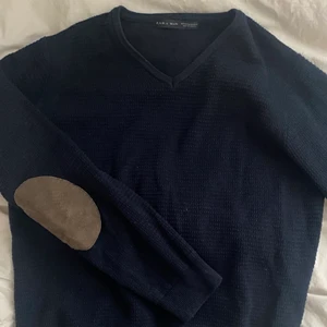 Blå stickad tröja - En mörkblå stickad tröja med en v ringning, detaljer på armbågarna och jätte fin struktur. Från herravdelningen på zara men köpt på sellpy. Väldigt bra skick. Pris kan diskuteras. Frakt 39kr