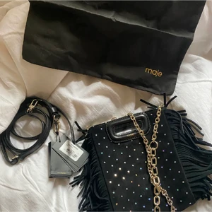 Maje väska  - Majeväska i den lilla modellen som är köpt på NK. Jag har dustbag och prislapp kvar på väskan men tyvärr inte kvitto. Båda banden följer med.  Hör av er vid fler bilder. Nypris är 2449 KÖP DIREKT FÖR 1500