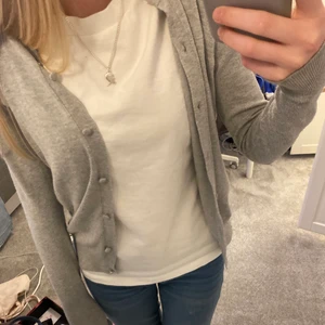 Zara kofta - Säljer den här super söta koftan i från zara. Använd sparsamt men har tyvärr en liten tråd, dock lägger men inte märke till den(den finns med i sista bilden). Storlek S men skulle säga att den passar för M också beroende på hur man vill att den sitter. KÖPAREN står för frakt, börjar priset på 160kr, köp direkt för 150kr💗