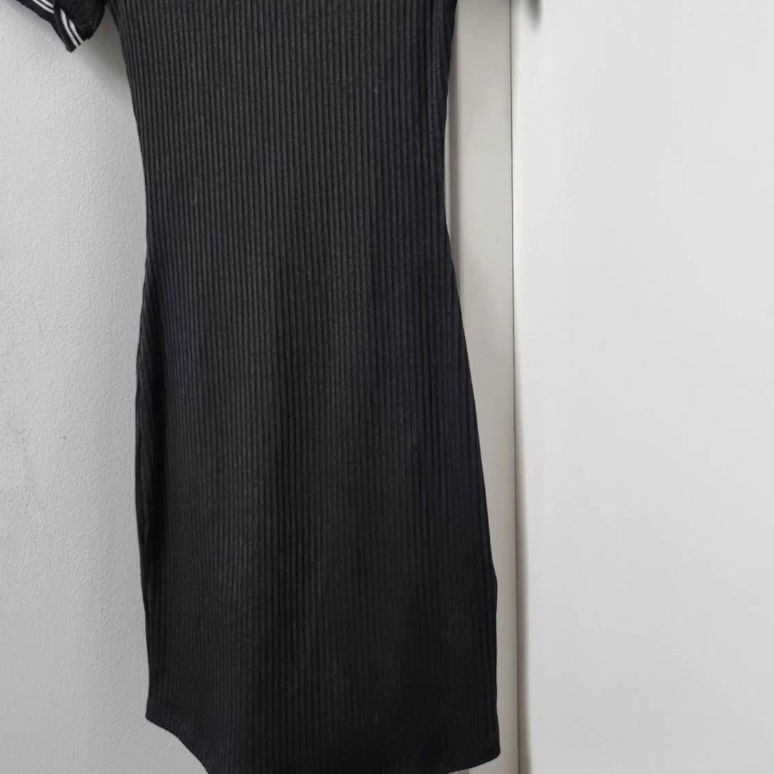 Divided svart ribbad klänning 34 - 90